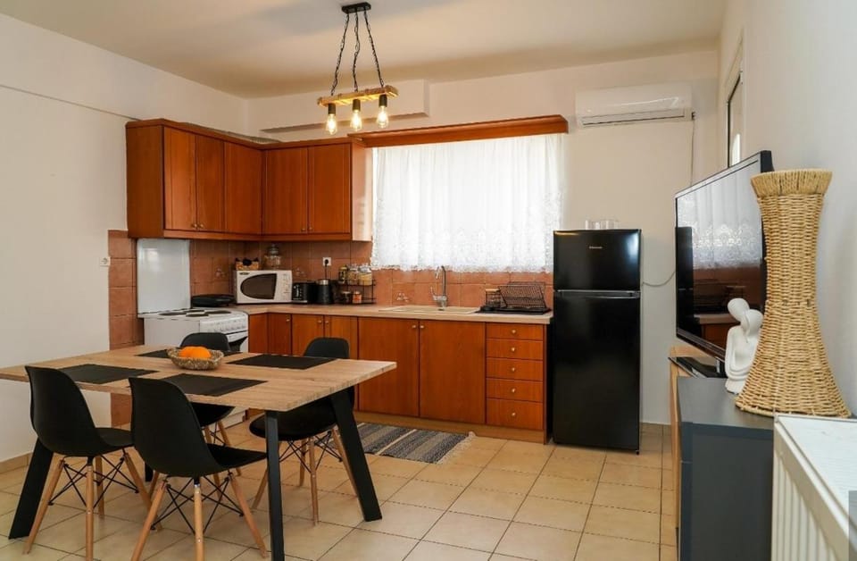 Kitchen or kitchenette, Dining area, oven, toaster