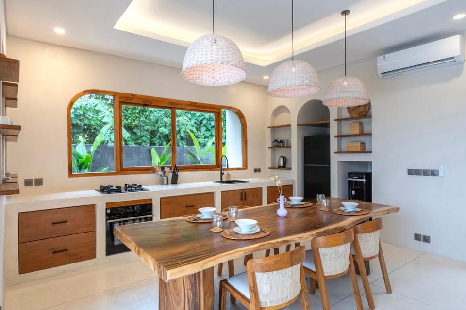 Kitchen or kitchenette, Dining area