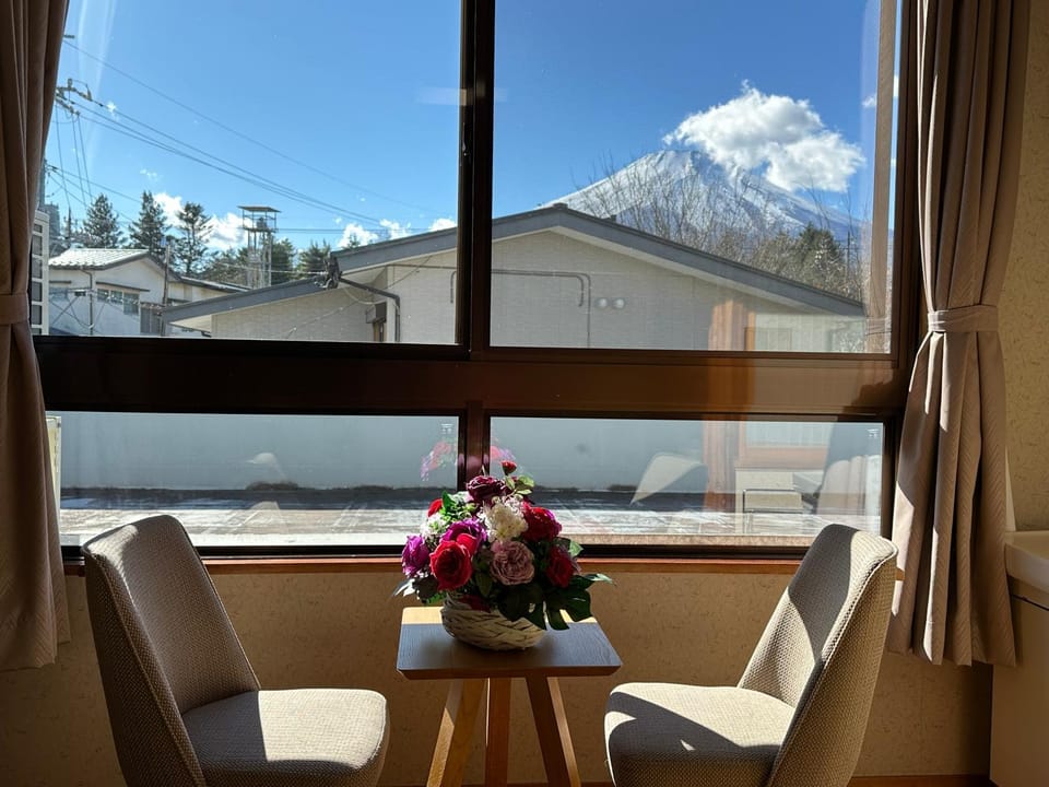 Photo of the whole room, Landmark view, Mountain view