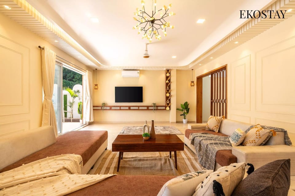 Communal lounge/ TV room, TV and multimedia, Living room, Seating area, Evening entertainment