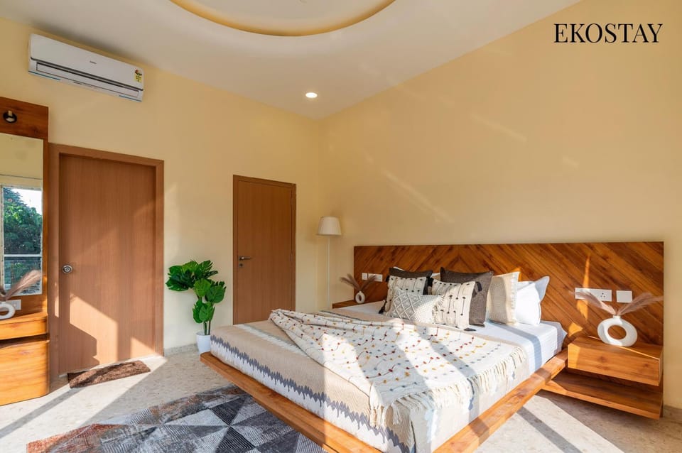 Bed, Photo of the whole room, Bedroom, towels, wardrobe, air conditioner