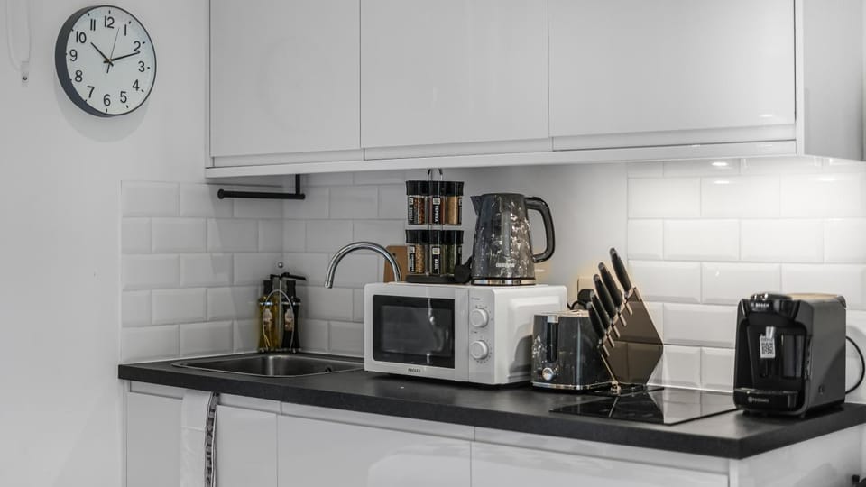 Coffee/tea facilities, Kitchen or kitchenette, stove, toaster
