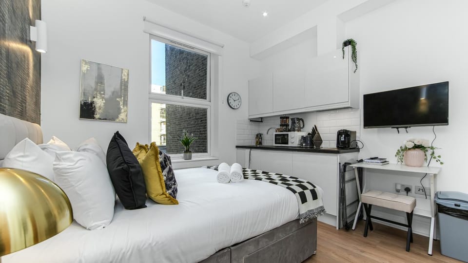 Bed, TV and multimedia, Kitchen or kitchenette, Seating area, Bedroom, hair dresser