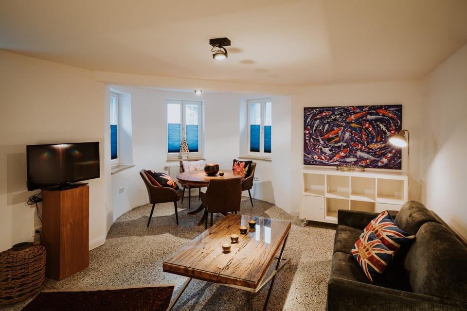 TV and multimedia, Living room, Seating area, Dining area