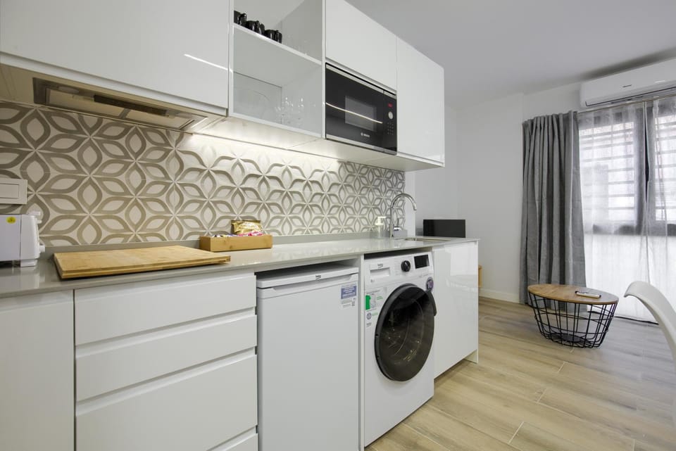 Kitchen or kitchenette, minibar, washing machine