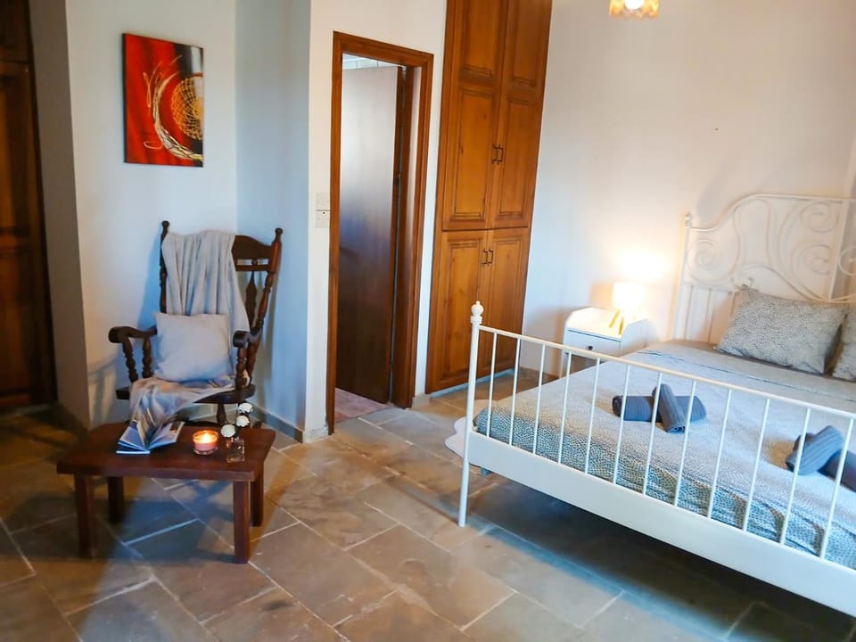 Bed, Seating area, Bedroom