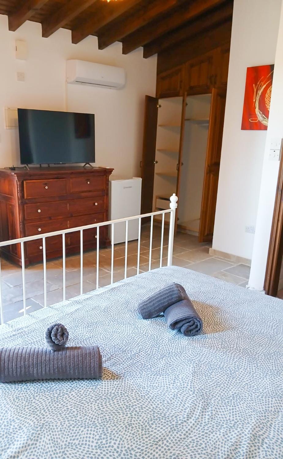 Bed, TV and multimedia, Bedroom, towels