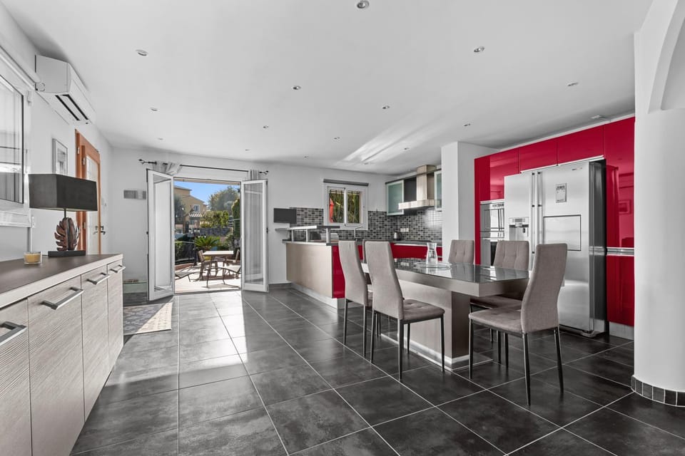 Kitchen or kitchenette, Living room, Dining area