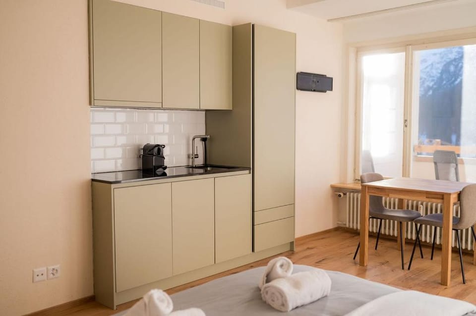 Coffee/tea facilities, Kitchen or kitchenette, Dining area, stove