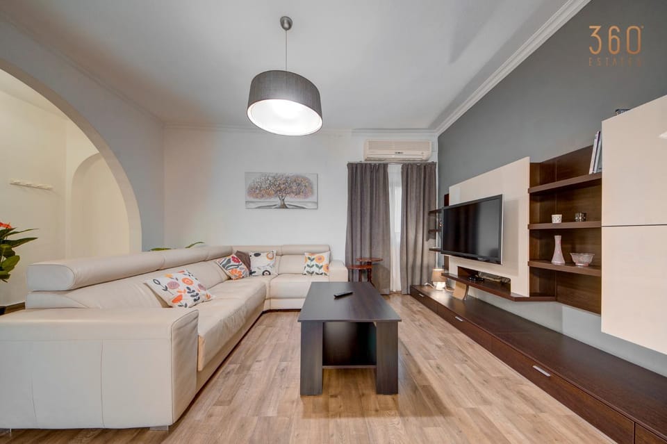 Communal lounge/ TV room, Bed, TV and multimedia, Living room, Photo of the whole room, Seating area, Evening entertainment, Bedroom, wardrobe