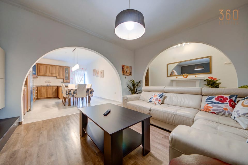 Bed, TV and multimedia, Living room, Photo of the whole room, Seating area, Dining area, Bedroom