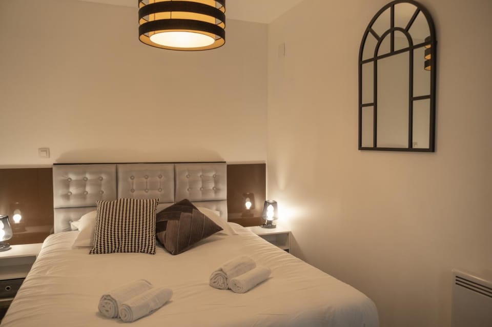 Bed, Photo of the whole room, Bedroom, towels