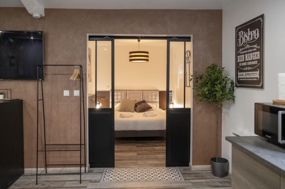 Property building, Bed, TV and multimedia, Bedroom