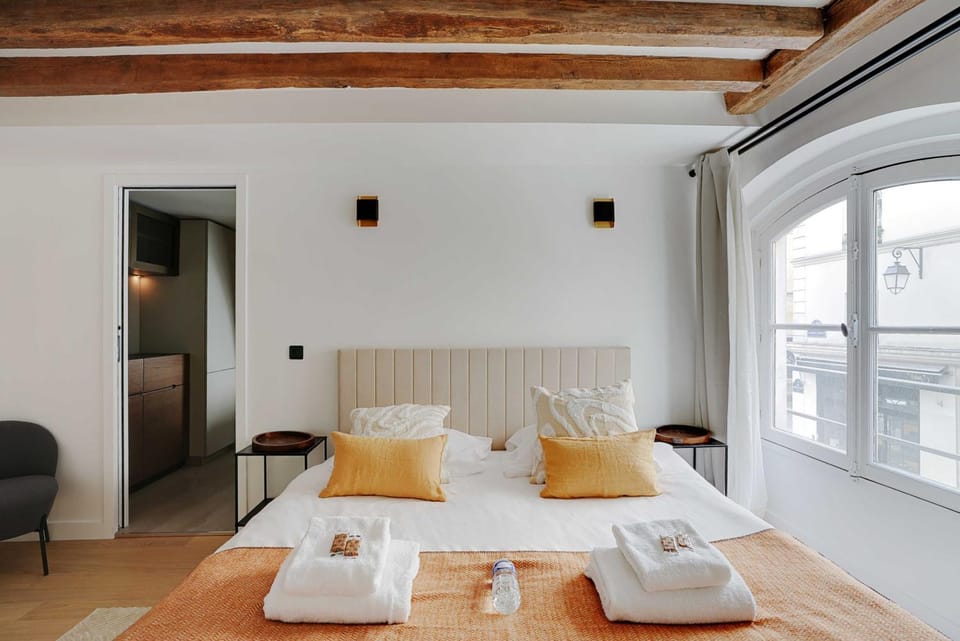 Bed, Bedroom, towels