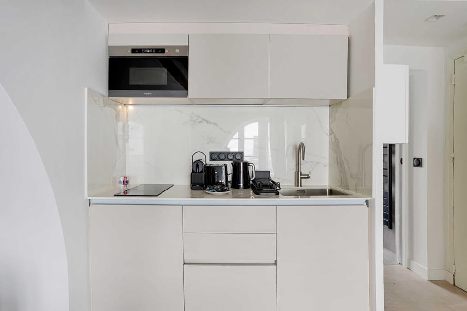 Coffee/tea facilities, Kitchen or kitchenette, microwave, stove, toaster