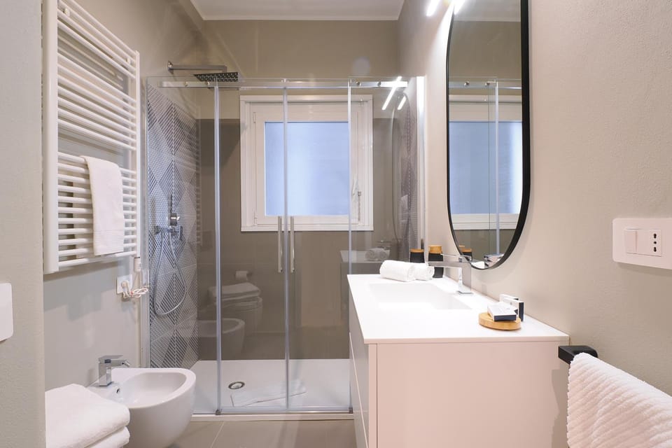 Shower, Toilet, Bathroom, towels