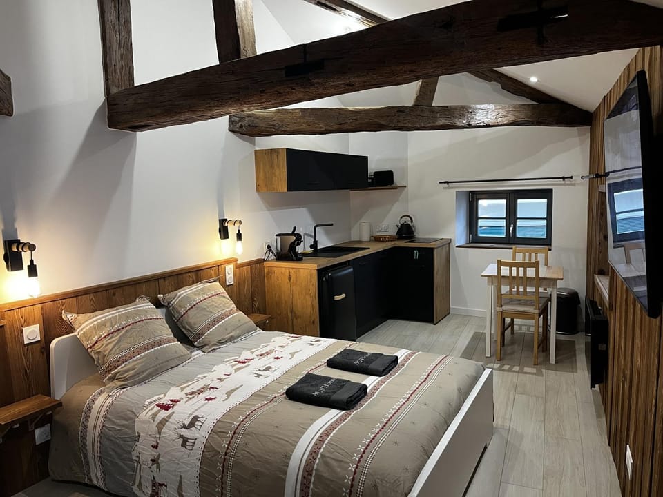 Property building, Bed, Kitchen or kitchenette, kitchen