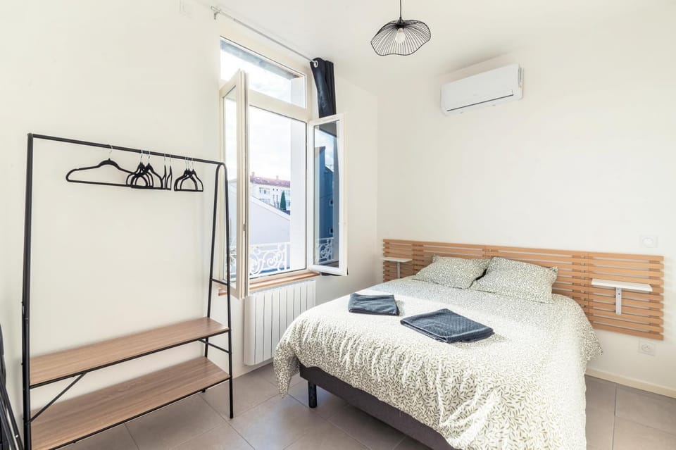 Bed, Photo of the whole room, Bedroom, air conditioner