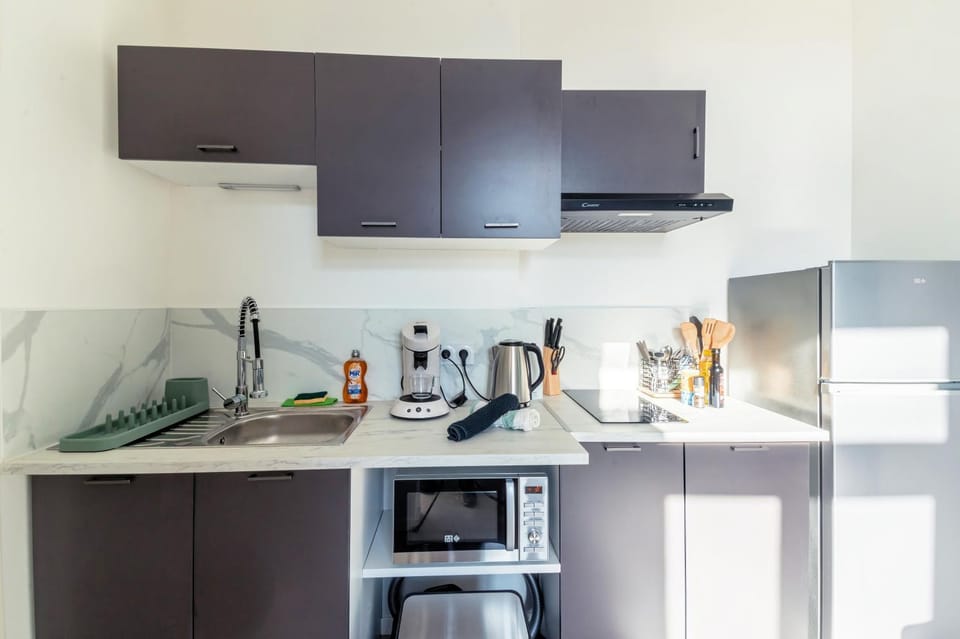 Coffee/tea facilities, Kitchen or kitchenette, stove