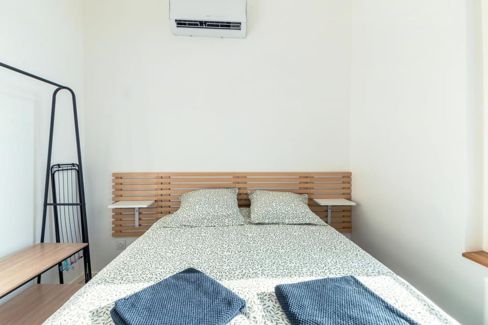 Bed, Photo of the whole room, Bedroom, air conditioner