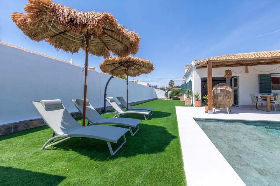 Pool view, Swimming pool, sunbed