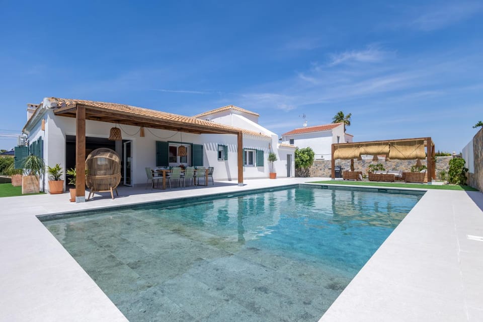 Property building, Patio, Balcony/Terrace, Pool view, Swimming pool, Swimming pool