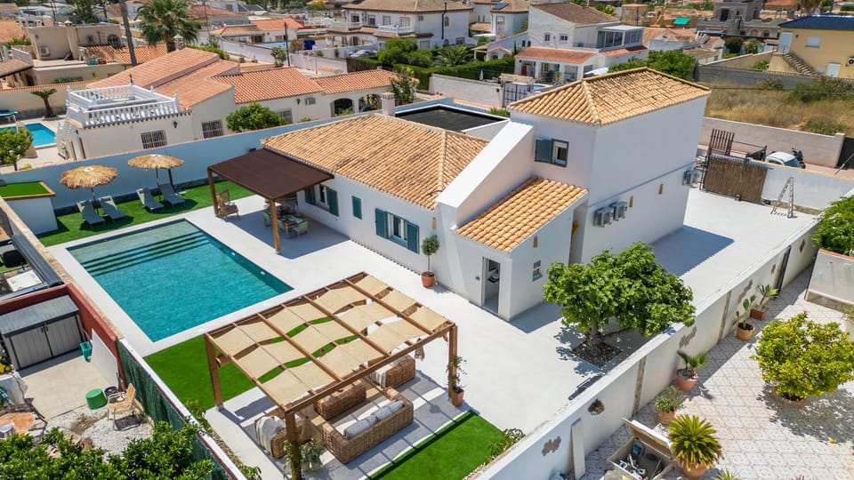 Balcony/Terrace, Pool view, Swimming pool, Location, sunbed