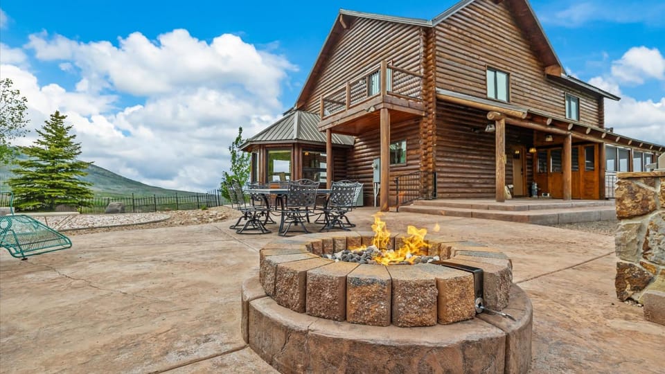 Ski and Ride Mountain Haus - Hot Tub, Fire Pit, Game Room & Deck House in Colorado