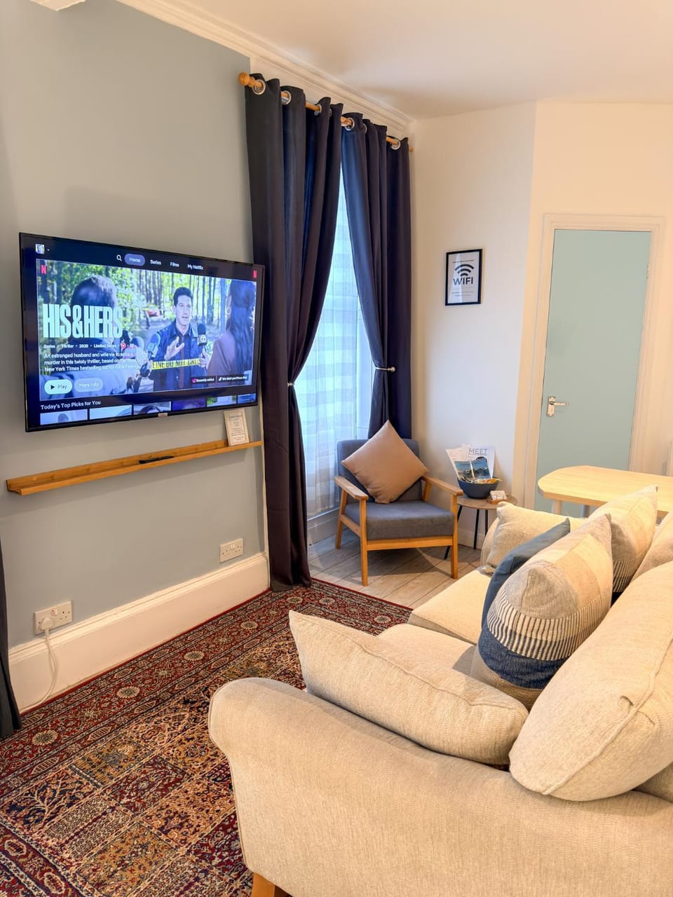 TV and multimedia, Living room, Seating area, internet