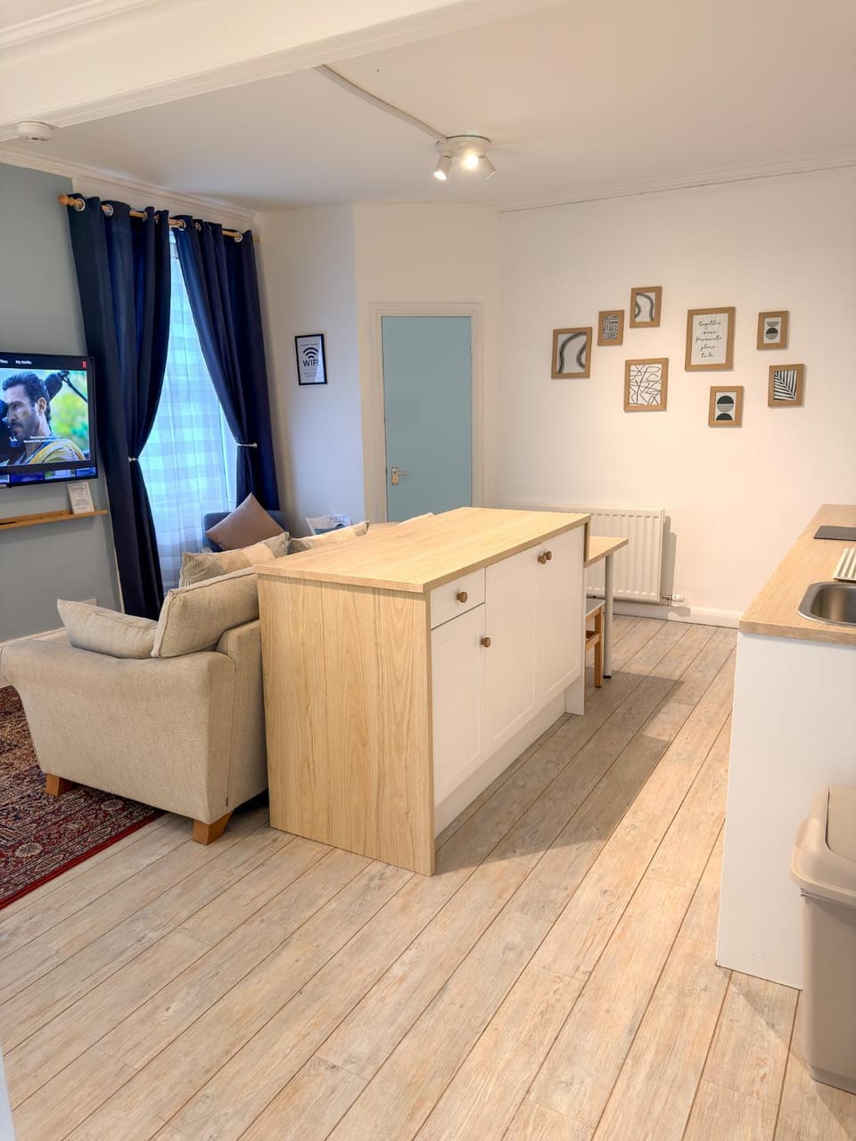 TV and multimedia, Kitchen or kitchenette, Living room, Photo of the whole room, Seating area