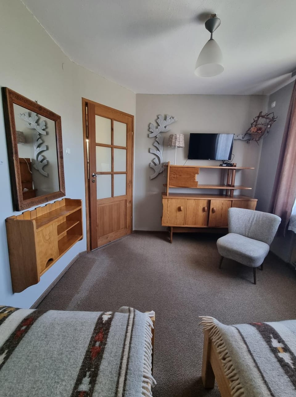 Bed, TV and multimedia, Photo of the whole room, Bedroom