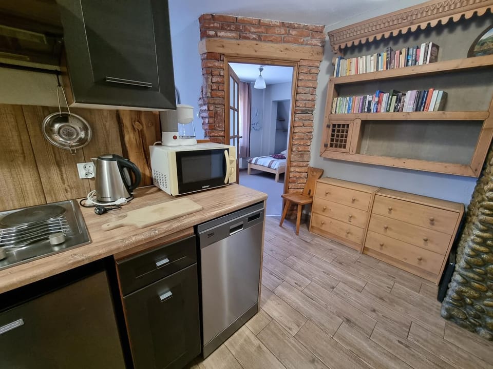 Coffee/tea facilities, Kitchen or kitchenette, dishwasher, stove