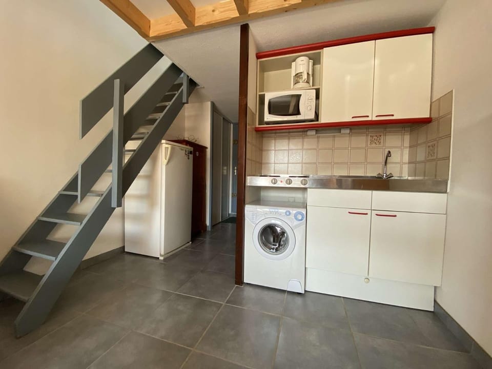 Kitchen or kitchenette, stove, washing machine