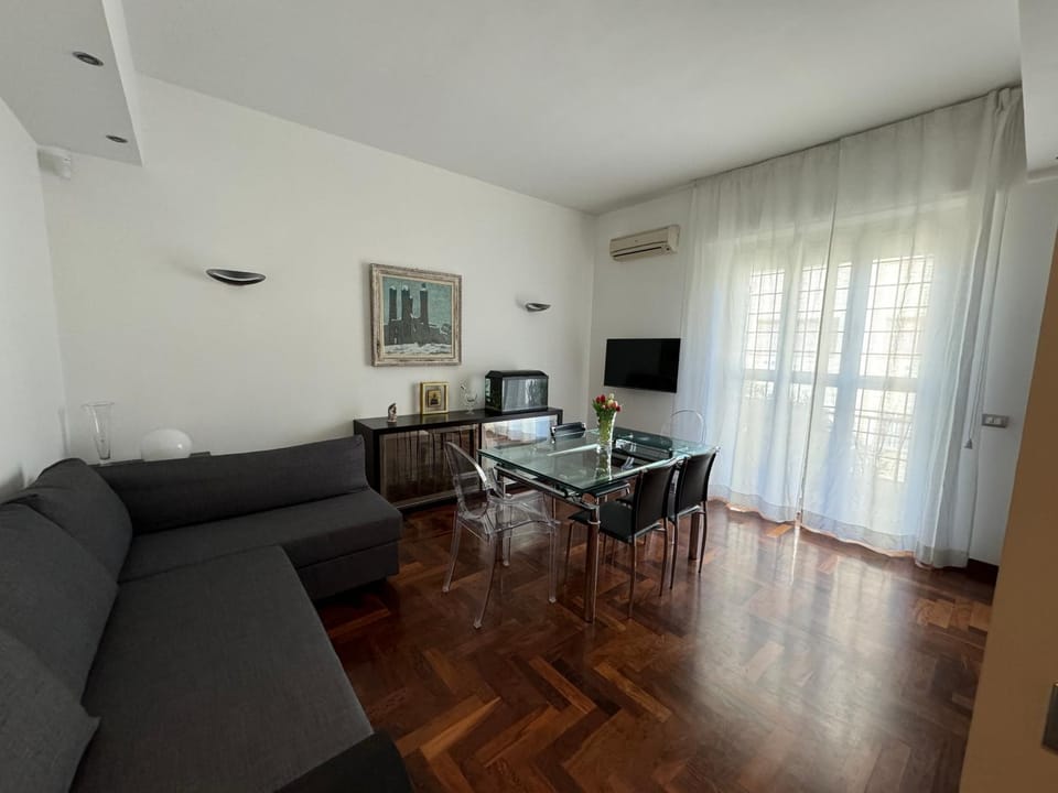 Communal lounge/ TV room, Living room, Seating area, Dining area