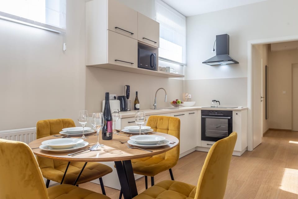 Kitchen or kitchenette, Dining area