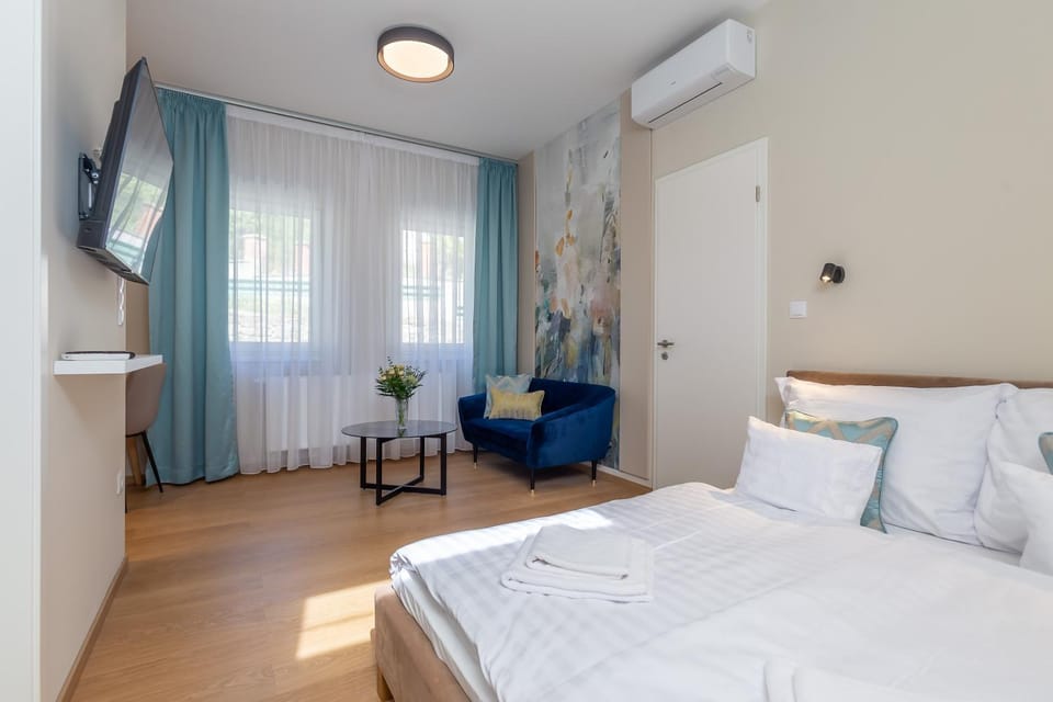 Bed, Living room