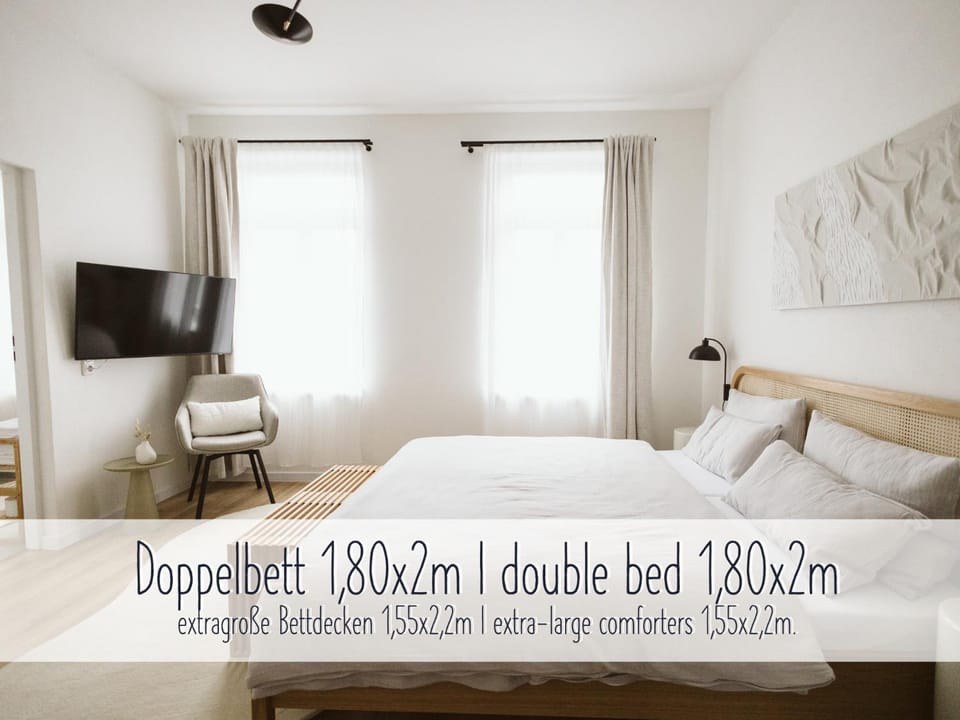 Bed, Photo of the whole room, Seating area