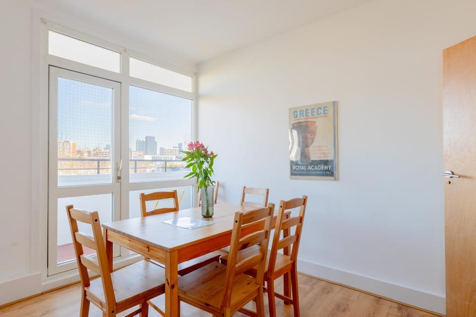 Fantastically Located 4BD Flat Clerkenwell Apartment in London Borough of Islington