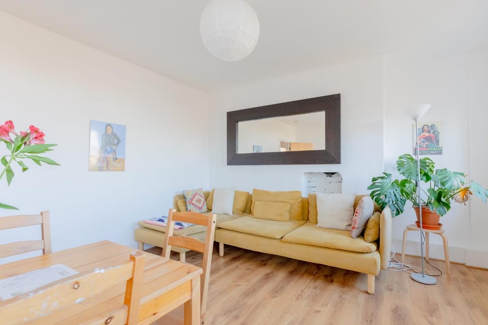 Fantastically Located 4BD Flat Clerkenwell Apartment in London Borough of Islington