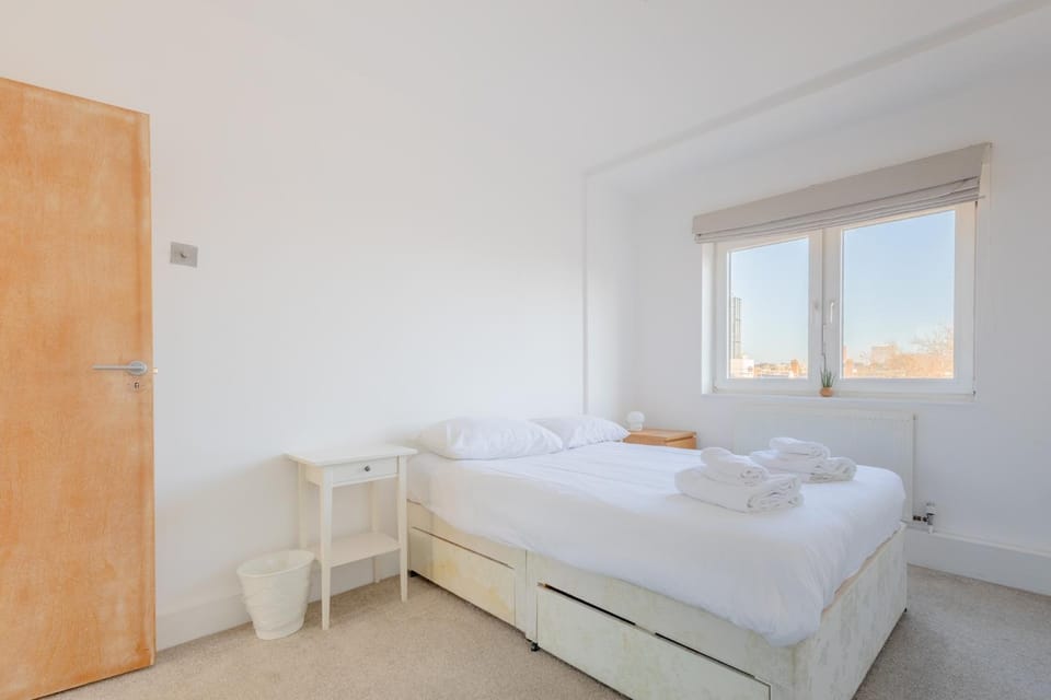 Fantastically Located 4BD Flat Clerkenwell Apartment in London Borough of Islington