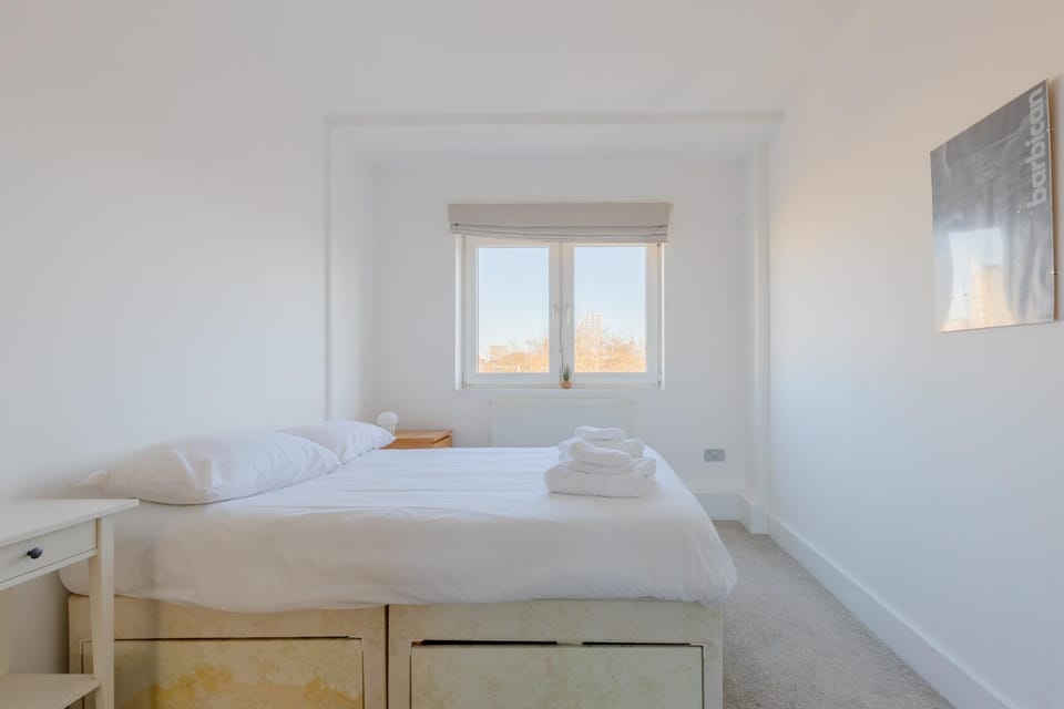 Fantastically Located 4BD Flat Clerkenwell Apartment in London Borough of Islington