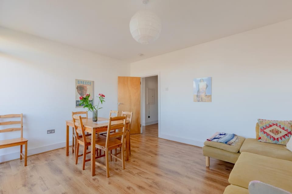 Fantastically Located 4BD Flat Clerkenwell Apartment in London Borough of Islington