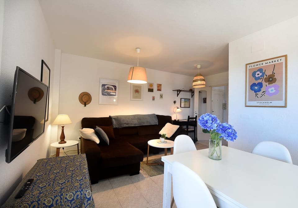 Communal lounge/ TV room, Living room, Seating area, Dining area