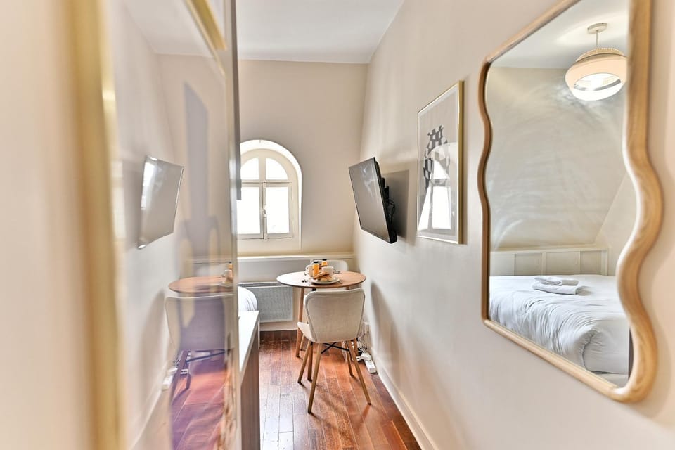 Bed, TV and multimedia, Photo of the whole room, Seating area, Bedroom