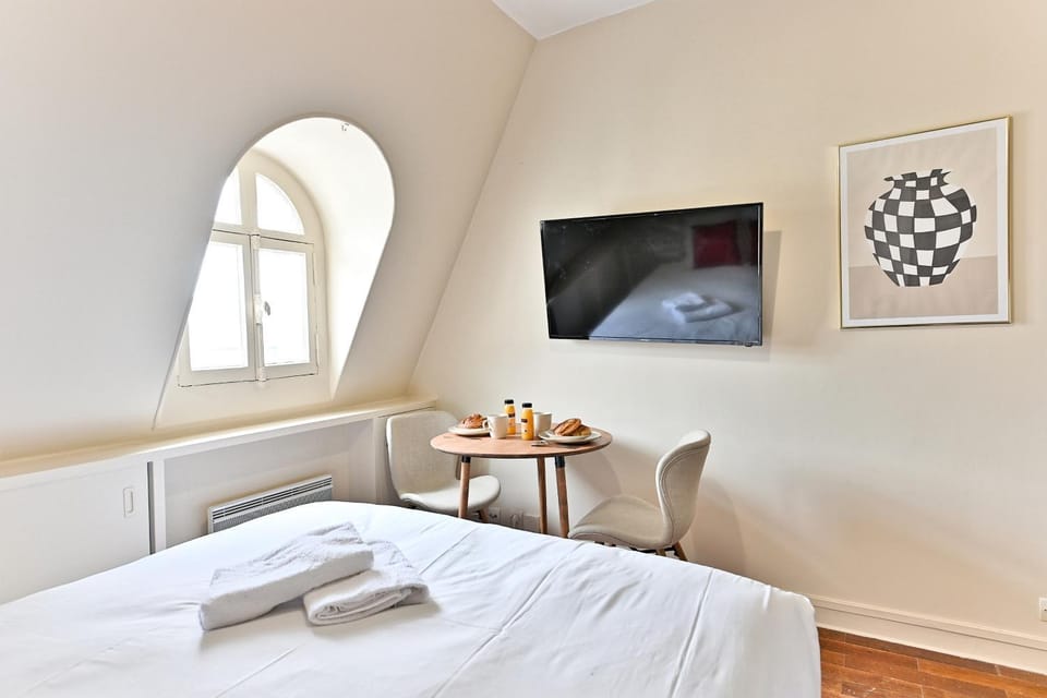 Bed, TV and multimedia, Photo of the whole room, Bedroom, towels