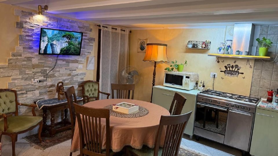 Kitchen or kitchenette, Living room, Seating area, Dining area