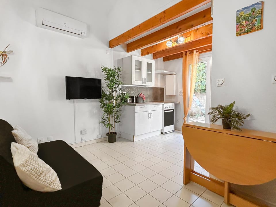 TV and multimedia, Kitchen or kitchenette, Living room, Dining area