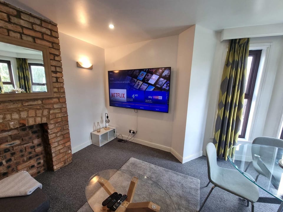 2 Bed Didsbury Flat Sleeps 6 Free Parking Apartment in Manchester