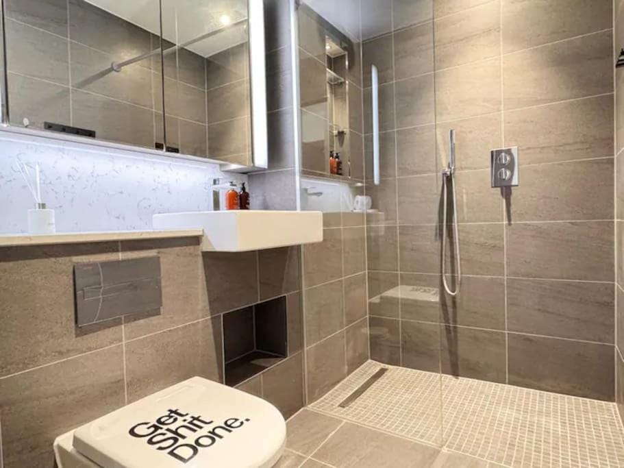 Charming & Relaxing 3 BR Apartment - Walk to Tube Apartment in London