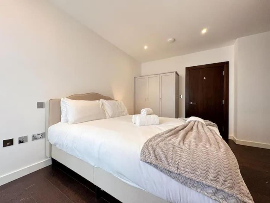 Charming & Relaxing 3 BR Apartment - Walk to Tube Apartment in London
